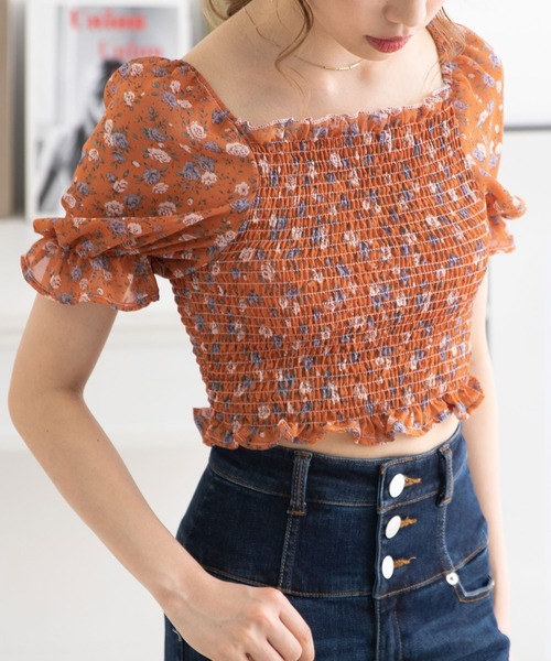 Newlyme（ニューリーミー）の「花柄シャーリングブラウス（シャツ/ブラウス・レディース・ホワイト/イエロー/ブルー/ブラック/テラコッタ・FREE）」の3枚目の写真