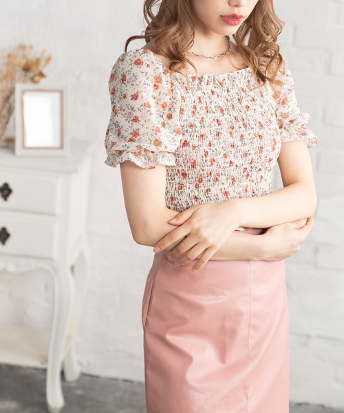 Newlyme（ニューリーミー）の「花柄シャーリングブラウス（シャツ/ブラウス・レディース・ホワイト/イエロー/ブルー/ブラック/テラコッタ・FREE）」の7枚目の写真