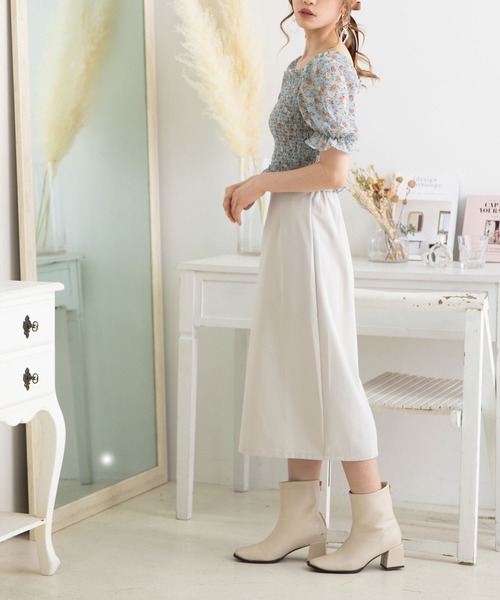 Newlyme（ニューリーミー）の「花柄シャーリングブラウス（シャツ/ブラウス・レディース・ホワイト/イエロー/ブルー/ブラック/テラコッタ・FREE）」の12枚目の写真