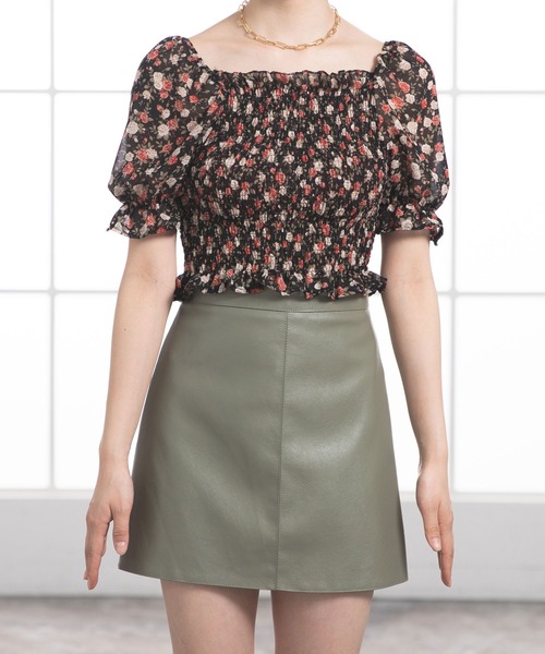 Newlyme（ニューリーミー）の「花柄シャーリングブラウス（シャツ/ブラウス・レディース・ホワイト/イエロー/ブルー/ブラック/テラコッタ・FREE）」の16枚目の写真