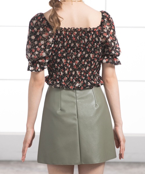 Newlyme（ニューリーミー）の「花柄シャーリングブラウス（シャツ/ブラウス・レディース・ホワイト/イエロー/ブルー/ブラック/テラコッタ・FREE）」の17枚目の写真