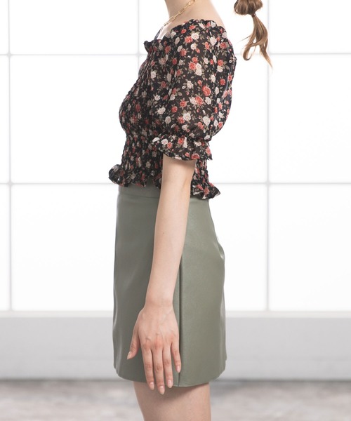 Newlyme（ニューリーミー）の「花柄シャーリングブラウス（シャツ/ブラウス・レディース・ホワイト/イエロー/ブルー/ブラック/テラコッタ・FREE）」の18枚目の写真