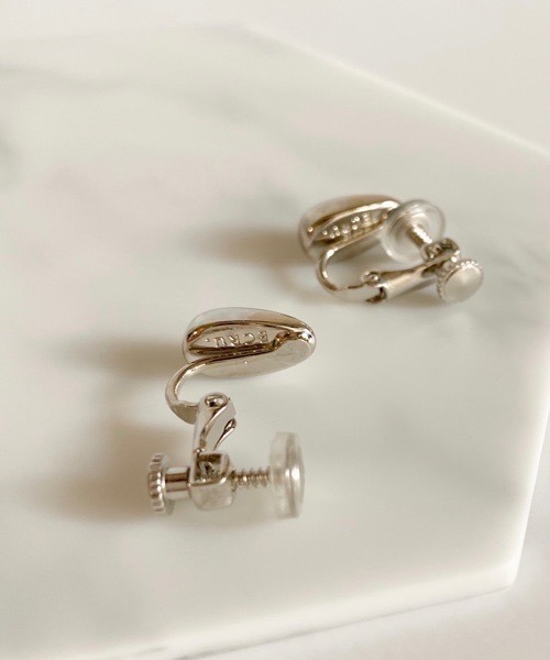 tone（トーン）の「【ECRu.】メタルドロップイヤリング（イヤリング・レディース・シルバー/ゴールド・FREE）」の4枚目の写真