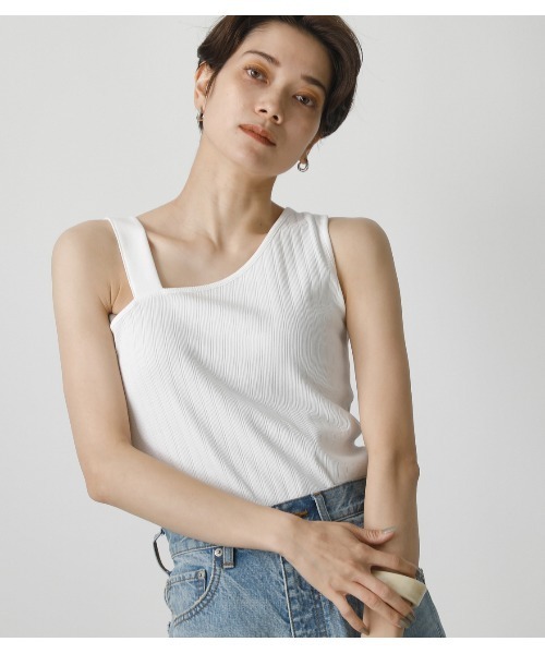 AZUL by moussy(アズールバイマウジー)の「ASYMMETRY SHOULDER TANKTOP/アシンメトリーショルダータンククトップ(タンクトップ・レディース・ブラック/オフホワイト/カーキ/ライトベージュ・SMALL/MEDIUM)」の2枚目の写真
