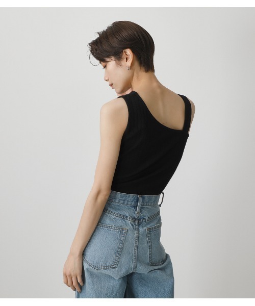 AZUL by moussy(アズールバイマウジー)の「ASYMMETRY SHOULDER TANKTOP/アシンメトリーショルダータンククトップ(タンクトップ・レディース・ブラック/オフホワイト/カーキ/ライトベージュ・SMALL/MEDIUM)」の8枚目の写真