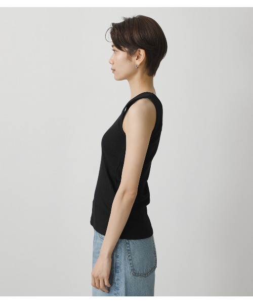 AZUL by moussy(アズールバイマウジー)の「ASYMMETRY SHOULDER TANKTOP/アシンメトリーショルダータンククトップ(タンクトップ・レディース・ブラック/オフホワイト/カーキ/ライトベージュ・SMALL/MEDIUM)」の11枚目の写真