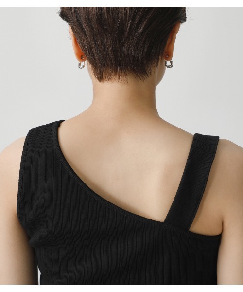 AZUL by moussy(アズールバイマウジー)の「ASYMMETRY SHOULDER TANKTOP/アシンメトリーショルダータンククトップ(タンクトップ・レディース・ブラック/オフホワイト/カーキ/ライトベージュ・SMALL/MEDIUM)」の14枚目の写真