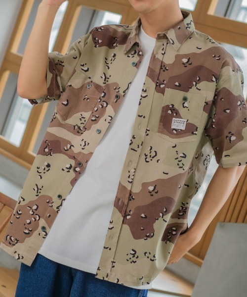 SIDEWAY STANCE(サイドウェイスタンス)の「【SIDEWAY STANCE】 カモフラージュ迷彩柄 & デニム 半袖 ワークシャツ セットアップ対応(シャツ/ブラウス・メンズ・A/C/ネイビー/B・LARGE/MEDIUM/X-LARGE)」の2枚目の写真