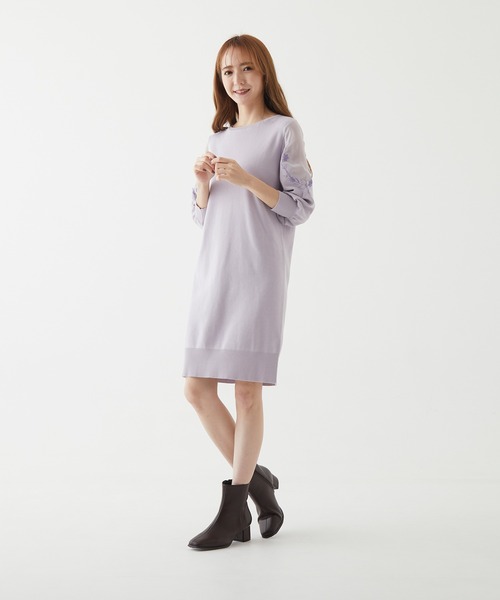 BE RADIANCE(ビーラディエンス)の「袖刺繍ニットワンピース(ワンピース・レディース・ネイビー/ピンク/ラベンダー・FREE)」の3枚目の写真