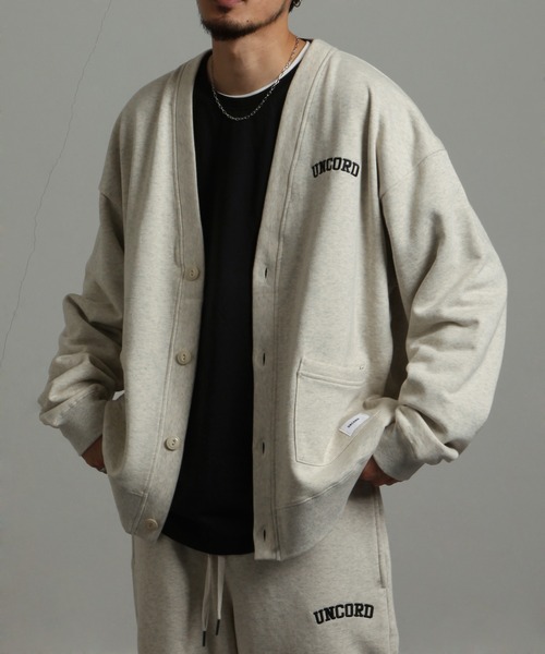 UNCORD（アンコード）の「【UNCORD】90's LOOSE SWEAT CARDIGAN / ビッグシルエット カレッジ アーチロゴ スウェット カーディガン（カーディガン/ボレロ・メンズ・ブラック/杢グレー/キャメル/オートミール/ネイビー/カーキ・X-LARGE/LARGE/MEDIUM）」の4枚目の写真