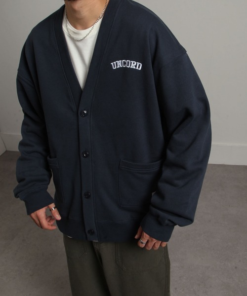 UNCORD（アンコード）の「【UNCORD】90's LOOSE SWEAT CARDIGAN / ビッグシルエット カレッジ アーチロゴ スウェット カーディガン（カーディガン/ボレロ・メンズ・ブラック/杢グレー/キャメル/オートミール/ネイビー/カーキ・X-LARGE/LARGE/MEDIUM）」の6枚目の写真