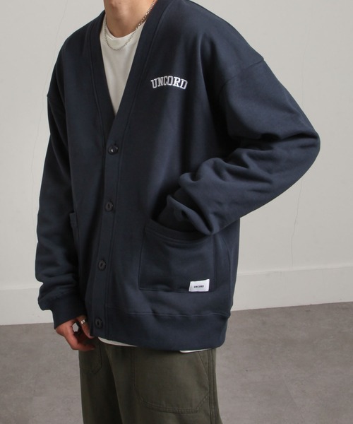 UNCORD（アンコード）の「【UNCORD】90's LOOSE SWEAT CARDIGAN / ビッグシルエット カレッジ アーチロゴ スウェット カーディガン（カーディガン/ボレロ・メンズ・ブラック/杢グレー/キャメル/オートミール/ネイビー/カーキ・X-LARGE/LARGE/MEDIUM）」の9枚目の写真