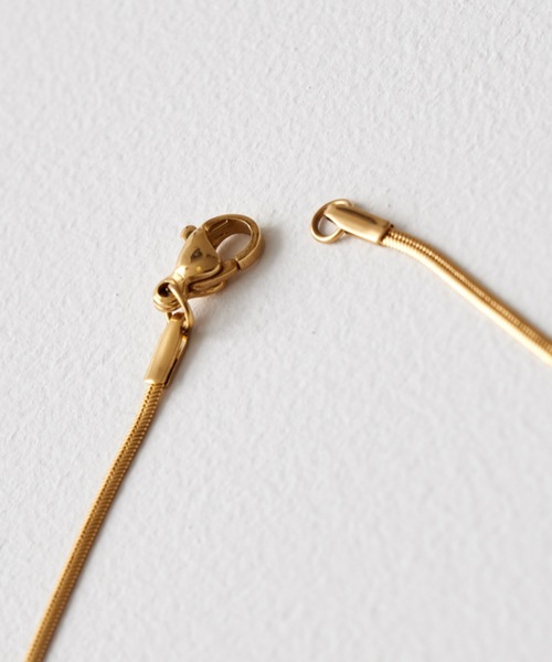 muku（ムク）の「金属アレルギー対応 1mmシンプルスネークネックレス / サージカルステンレス（ネックレス・レディース・シルバー/ゴールド・39cm/45cm/52cm）」の5枚目の写真