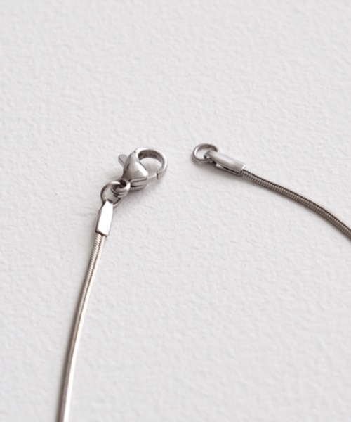 muku（ムク）の「金属アレルギー対応 1mmシンプルスネークネックレス / サージカルステンレス（ネックレス・レディース・シルバー/ゴールド・39cm/45cm/52cm）」の6枚目の写真