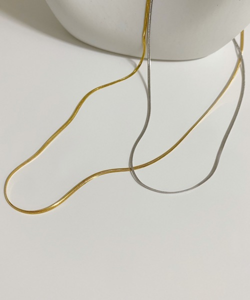 muku（ムク）の「金属アレルギー対応 1mmシンプルスネークネックレス / サージカルステンレス（ネックレス・レディース・シルバー/ゴールド・39cm/45cm/52cm）」の4枚目の写真