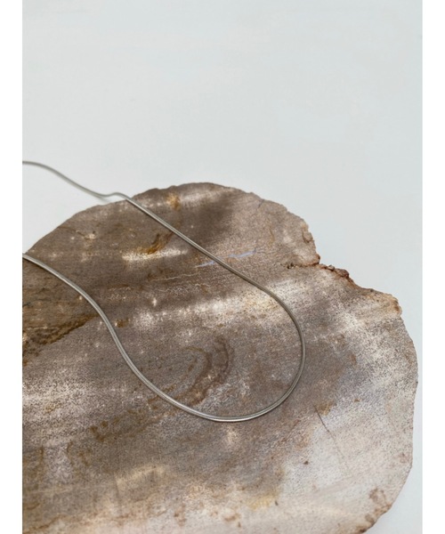 muku（ムク）の「金属アレルギー対応 1mmシンプルスネークネックレス / サージカルステンレス（ネックレス・レディース・シルバー/ゴールド・39cm/45cm/52cm）」の11枚目の写真