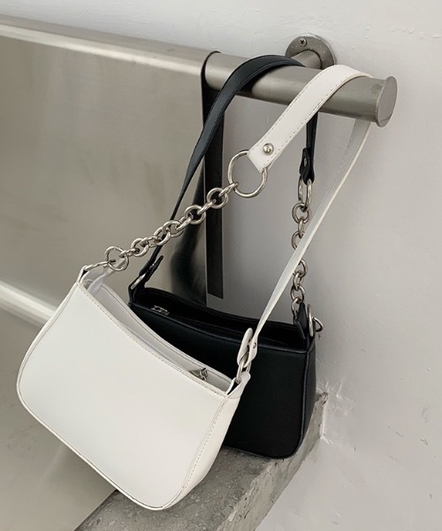 H.Warren（エイチウォーレン）の「フェイクレザーチェーンミニショルダーバッグ（ショルダーバッグ・レディース・ブラック/ホワイト・FREE）」の10枚目の写真