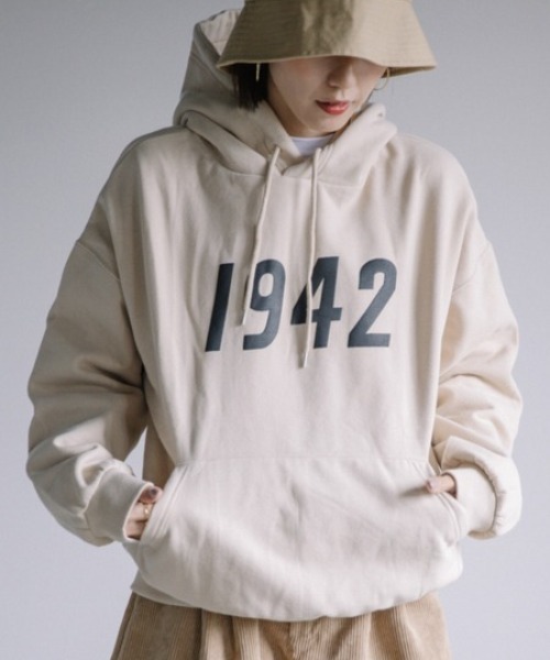 Chaco closet(チャコ クローゼット)の「1942ビックロゴオーバーサイズスウェットパーカー(パーカー・レディース・ベージュ/ネイビー/カーキ・FREE)」の2枚目の写真