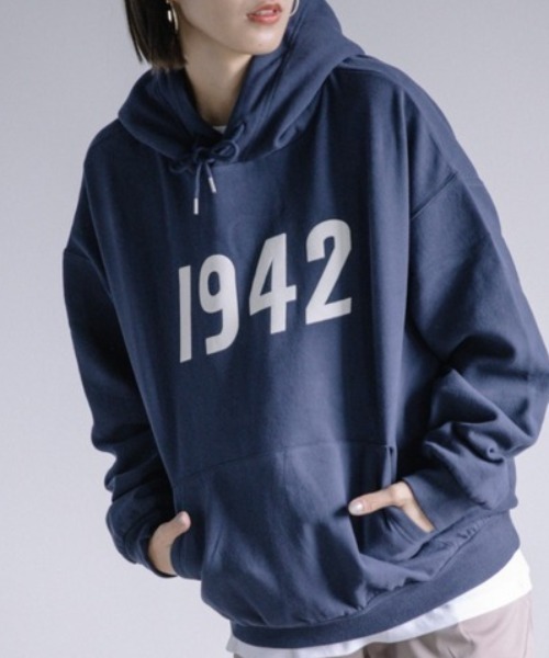 Chaco closet(チャコ クローゼット)の「1942ビックロゴオーバーサイズスウェットパーカー(パーカー・レディース・ベージュ/ネイビー/カーキ・FREE)」の3枚目の写真