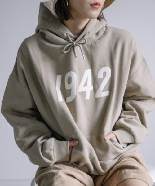 Chaco closet(チャコ クローゼット)の「1942ビックロゴオーバーサイズスウェットパーカー(パーカー・レディース・ベージュ/ネイビー/カーキ・FREE)」の1枚目の写真