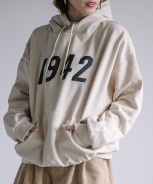 Chaco closet(チャコ クローゼット)の「1942ビックロゴオーバーサイズスウェットパーカー(パーカー・レディース・ベージュ/ネイビー/カーキ・FREE)」の4枚目の写真