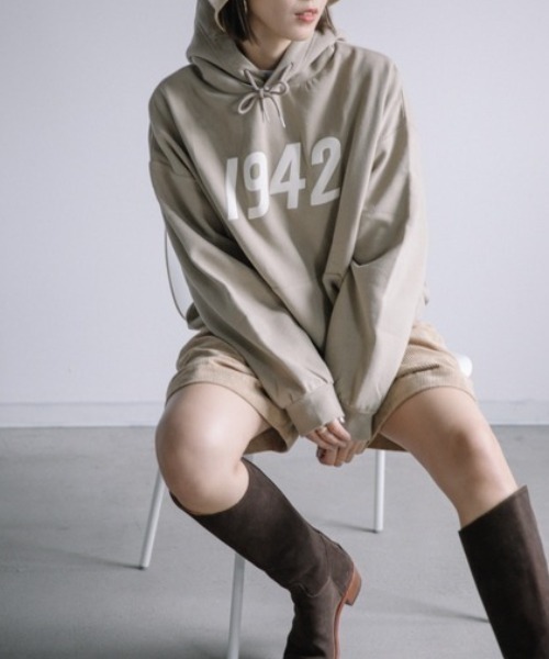 Chaco closet(チャコ クローゼット)の「1942ビックロゴオーバーサイズスウェットパーカー(パーカー・レディース・ベージュ/ネイビー/カーキ・FREE)」の9枚目の写真