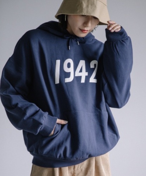 Chaco closet(チャコ クローゼット)の「1942ビックロゴオーバーサイズスウェットパーカー(パーカー・レディース・ベージュ/ネイビー/カーキ・FREE)」の13枚目の写真