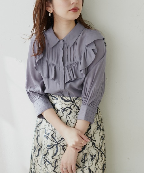 natural couture(ナチュラルクチュール)の「【WEB限定】ピンタック×フリルデザインブラウス(シャツ/ブラウス・レディース・オフホワイト/ブラック/サックスブルー/グレイッシュベージュ/ストライプ・FREE)」の1枚目の写真