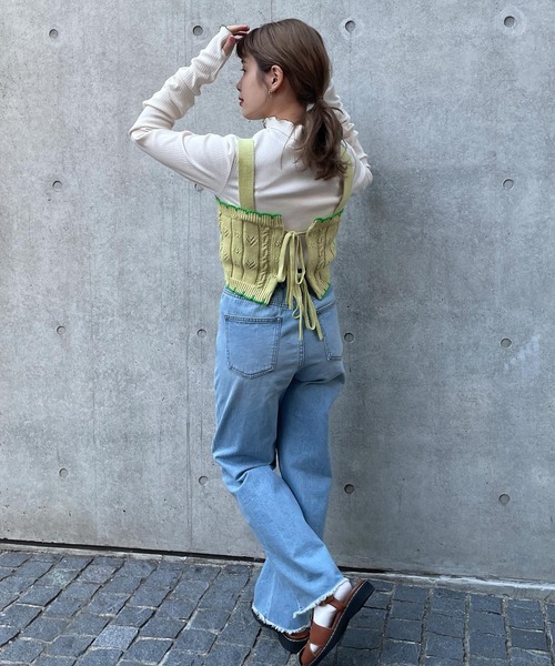 w closet(ダブルクローゼット)の「ポプコン付きスカラップ配色ビスチェ(ニット/セーター・レディース・オフホワイト/ライム・FREE)」の16枚目の写真