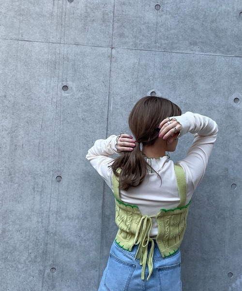 w closet(ダブルクローゼット)の「ポプコン付きスカラップ配色ビスチェ(ニット/セーター・レディース・オフホワイト/ライム・FREE)」の19枚目の写真