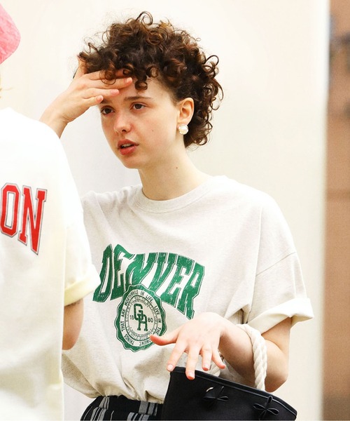 niko and...(ニコアンド)の「カレッジロゴワイドTシャツ(Tシャツ/カットソー・レディース・ピンク/クリーム/ナチュラル/チャコール/オフホワイト/レッド/グリーン・MEDIUM/LARGE)」の4枚目の写真