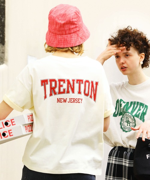 niko and...(ニコアンド)の「カレッジロゴワイドTシャツ(Tシャツ/カットソー・レディース・ピンク/クリーム/ナチュラル/チャコール/オフホワイト/レッド/グリーン・MEDIUM/LARGE)」の3枚目の写真