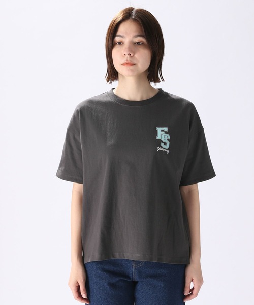 niko and...(ニコアンド)の「カレッジロゴワイドTシャツ(Tシャツ/カットソー・レディース・ピンク/クリーム/ナチュラル/チャコール/オフホワイト/レッド/グリーン・MEDIUM/LARGE)」の11枚目の写真