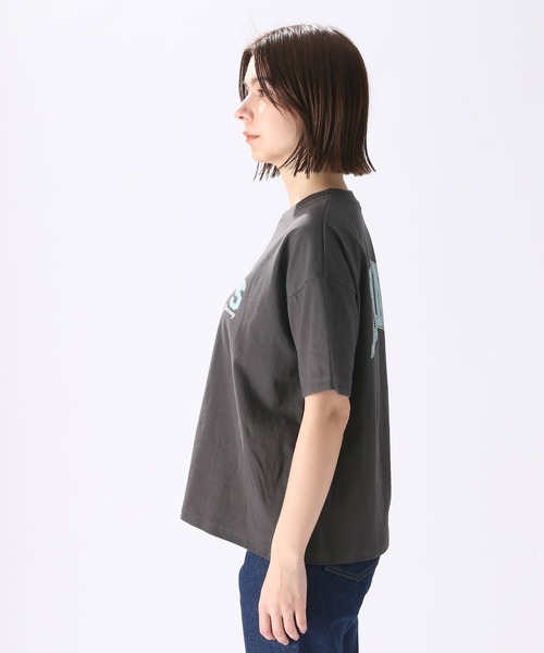 niko and...(ニコアンド)の「カレッジロゴワイドTシャツ(Tシャツ/カットソー・レディース・ピンク/クリーム/ナチュラル/チャコール/オフホワイト/レッド/グリーン・MEDIUM/LARGE)」の12枚目の写真