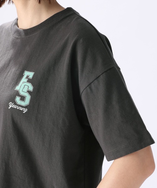 niko and...(ニコアンド)の「カレッジロゴワイドTシャツ(Tシャツ/カットソー・レディース・ピンク/クリーム/ナチュラル/チャコール/オフホワイト/レッド/グリーン・MEDIUM/LARGE)」の15枚目の写真