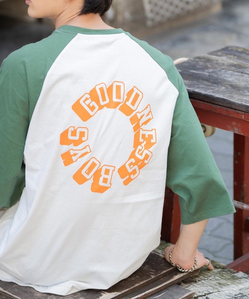 Rocky Monroe（ロッキーモンロー）の「オーバーサイズ 別注 カレッジロゴプリントラグランビッグTシャツ（Tシャツ/カットソー・メンズ・ホワイト×グリーン/ホワイト×ブルー/ホワイト×ブラック/オートミール/ホワイト×ブラウン・M/L/XL）」の2枚目の写真