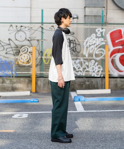 Rocky Monroe（ロッキーモンロー）の「オーバーサイズ 別注 カレッジロゴプリントラグランビッグTシャツ（Tシャツ/カットソー・メンズ・ホワイト×グリーン/ホワイト×ブルー/ホワイト×ブラック/オートミール/ホワイト×ブラウン・M/L/XL）」の6枚目の写真