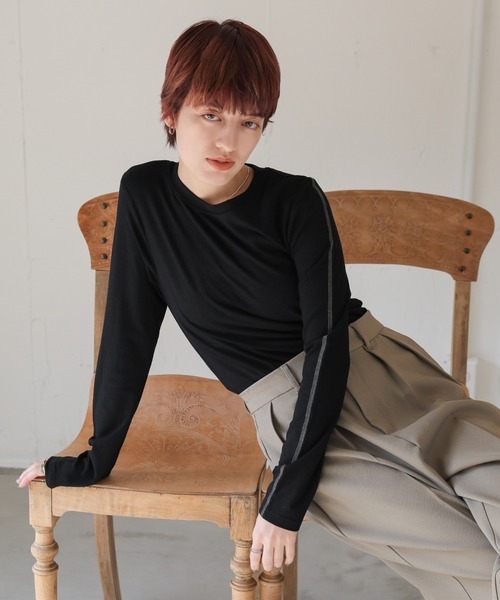 select MOCA(セレクトモカ)の「オーバーロックデザインカットソー(Tシャツ/カットソー・レディース・アイボリー/ブラック/グレイッシュベージュ・FREE)」の1枚目の写真