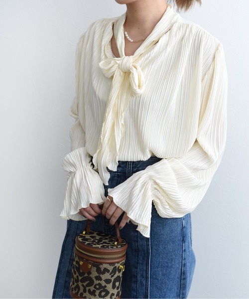 Eimee Law(エイミーロウ)の「プリーツボウタイブラウス(シャツ/ブラウス・レディース・ライトブルーグレー/アイボリー/ブラック・38)」の2枚目の写真