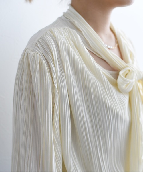 Eimee Law(エイミーロウ)の「プリーツボウタイブラウス(シャツ/ブラウス・レディース・ライトブルーグレー/アイボリー/ブラック・38)」の5枚目の写真