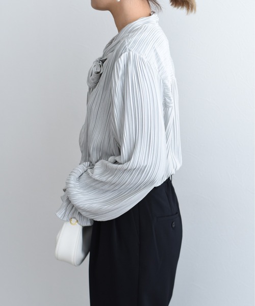 Eimee Law(エイミーロウ)の「プリーツボウタイブラウス(シャツ/ブラウス・レディース・ライトブルーグレー/アイボリー/ブラック・38)」の12枚目の写真