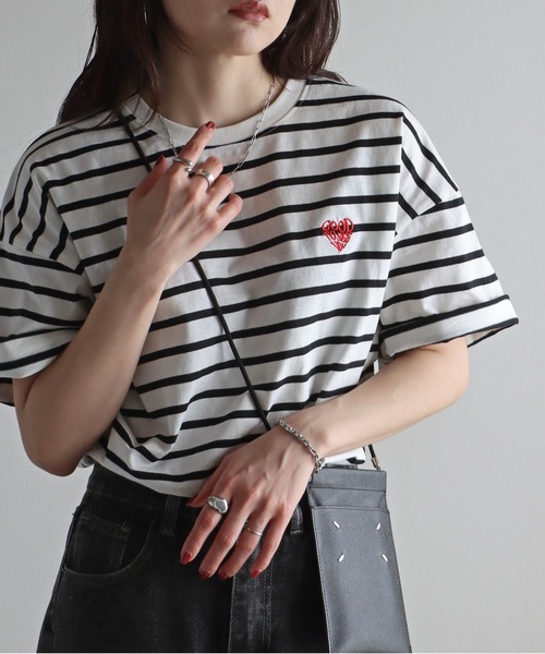 COURO（コウロ）の「フラワーワッペン無地/ボーダーTシャツ（Tシャツ/カットソー・レディース・クリーム/ネイビー系/ブラック/ホワイト×ブラック/ホワイト×ブルー/ブラック×ホワイト/ホワイト/ネイビー/オートミール/ホワイト×ネイビー/ホワイト系その他2/ホワイト系/ブラック系/ネイビー系1/ライトグレー系/ブラック系その他/ホワイト系その他・M/L）」の5枚目の写真