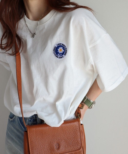 COURO（コウロ）の「フラワーワッペン無地/ボーダーTシャツ（Tシャツ/カットソー・レディース・クリーム/ネイビー系/ブラック/ホワイト×ブラック/ホワイト×ブルー/ブラック×ホワイト/ホワイト/ネイビー/オートミール/ホワイト×ネイビー/ホワイト系その他2/ホワイト系/ブラック系/ネイビー系1/ライトグレー系/ブラック系その他/ホワイト系その他・M/L）」の2枚目の写真