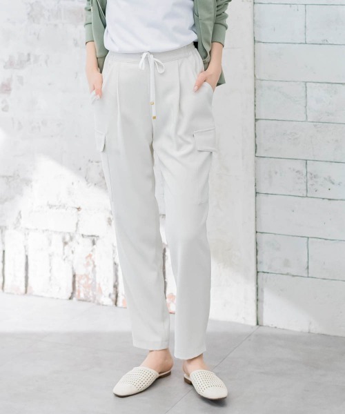 VICKY（ビッキー）の「【細身のシルエットで美脚効果あり】スリムカーゴパンツ《手洗い可能》（カーゴパンツ・レディース・オフホワイト/ブラック/イエロー/カーキ/ブルー・M）」の2枚目の写真