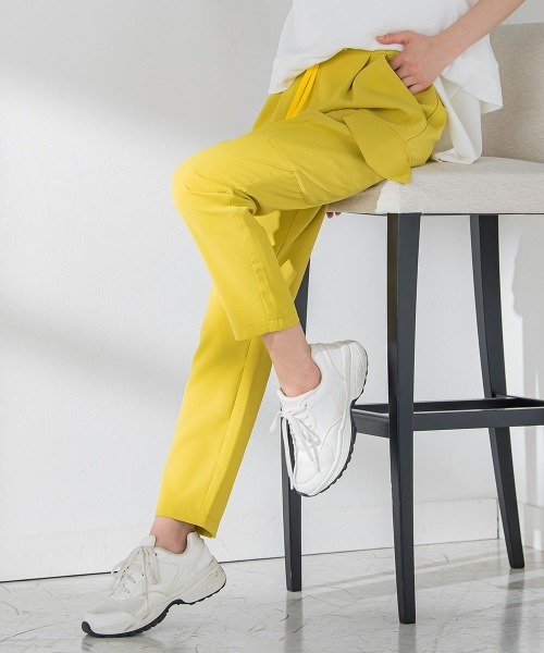 VICKY（ビッキー）の「【細身のシルエットで美脚効果あり】スリムカーゴパンツ《手洗い可能》（カーゴパンツ・レディース・オフホワイト/ブラック/イエロー/カーキ/ブルー・M）」の5枚目の写真