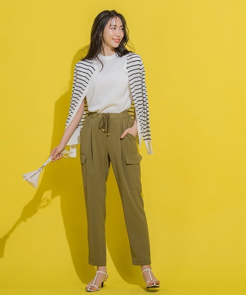 VICKY（ビッキー）の「【細身のシルエットで美脚効果あり】スリムカーゴパンツ《手洗い可能》（カーゴパンツ・レディース・オフホワイト/ブラック/イエロー/カーキ/ブルー・M）」の7枚目の写真