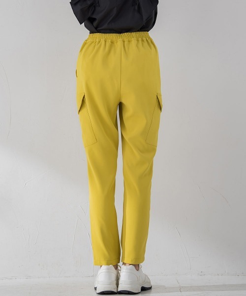 VICKY（ビッキー）の「【細身のシルエットで美脚効果あり】スリムカーゴパンツ《手洗い可能》（カーゴパンツ・レディース・オフホワイト/ブラック/イエロー/カーキ/ブルー・M）」の15枚目の写真