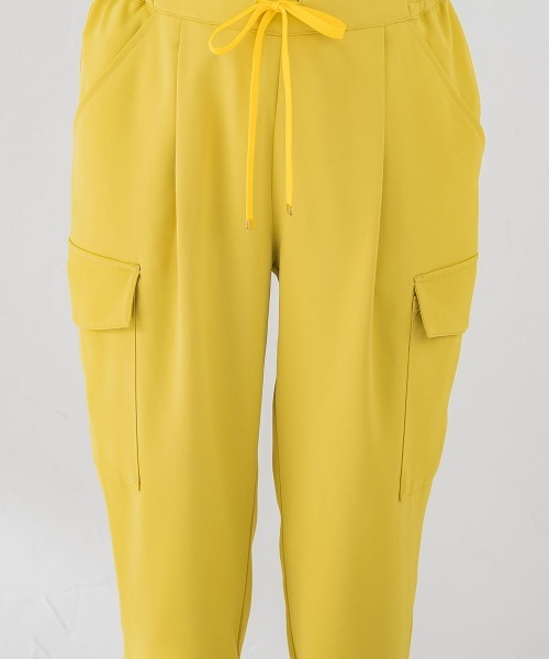 VICKY（ビッキー）の「【細身のシルエットで美脚効果あり】スリムカーゴパンツ《手洗い可能》（カーゴパンツ・レディース・オフホワイト/ブラック/イエロー/カーキ/ブルー・M）」の8枚目の写真