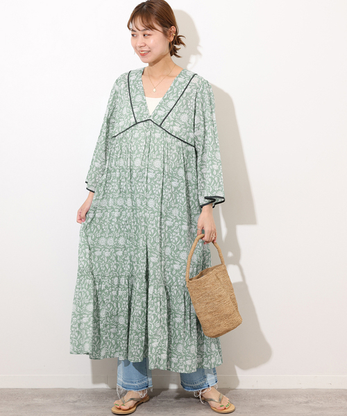 JOURNAL STANDARD relume（ジャーナルスタンダード　レリューム）の「バティックプリントVネックギャザーワンピース（ワンピース・レディース・ブルー/ライトグリーン・FREE）」の3枚目の写真