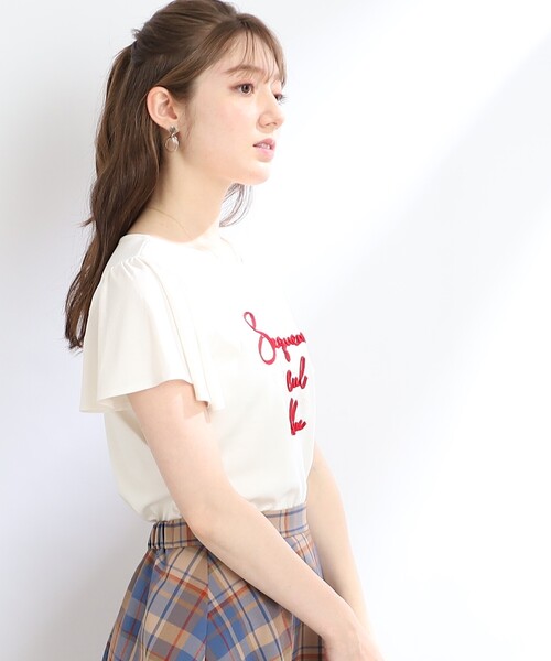 couture brooch（クチュールブローチ）の「◆【コットン100％・UVカット・接触冷感】テープロゴフラワープリントTシャツ（Tシャツ/カットソー・レディース・ライトグレー/ブラック/オフホワイト・36/38/40/42）」の4枚目の写真